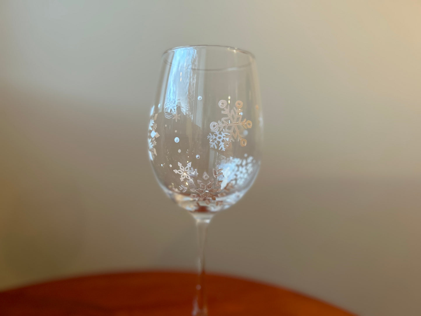 Snowflakes Wine Glass (17 oz)