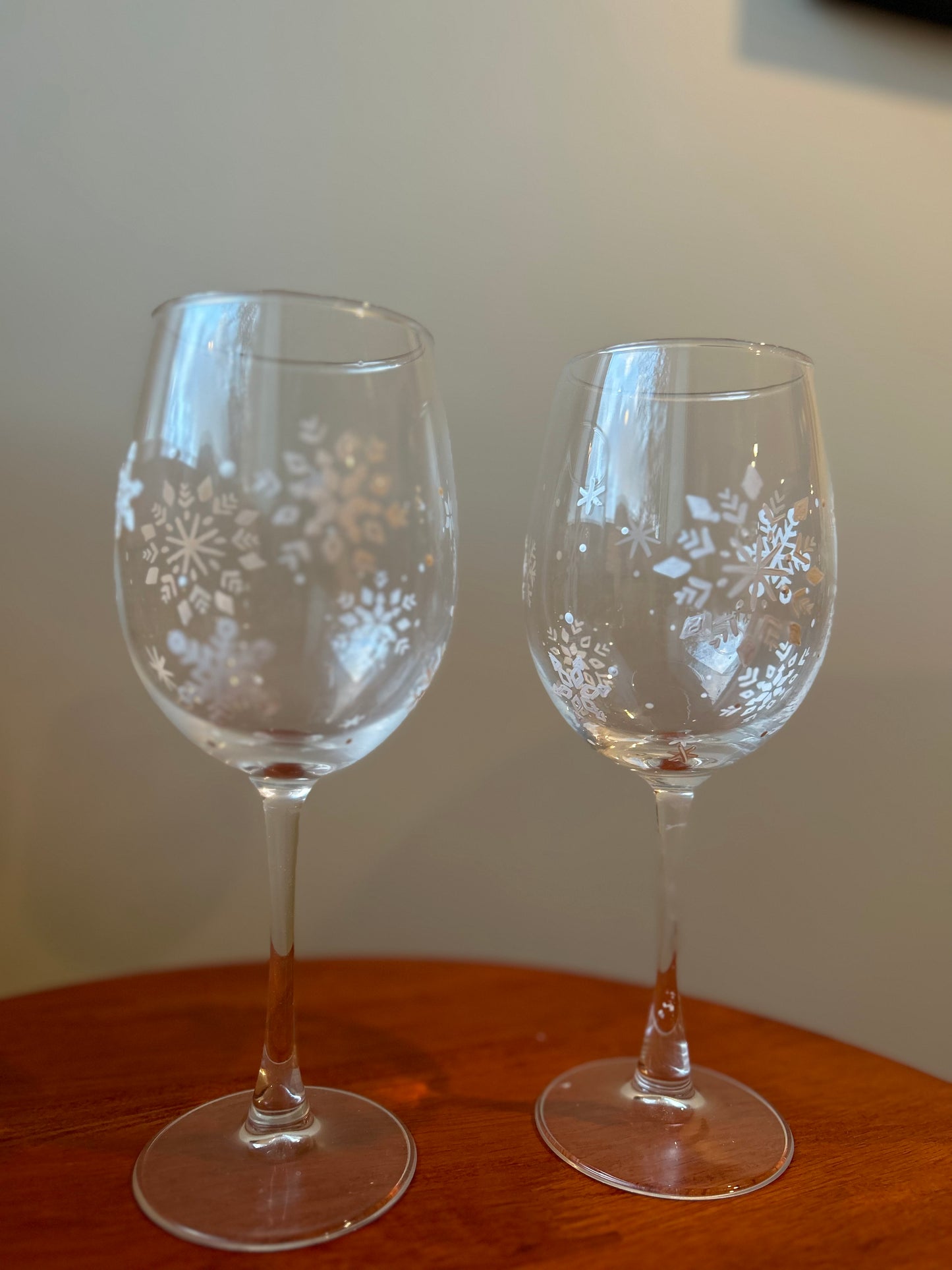 Snowflakes Wine Glass (17 oz)
